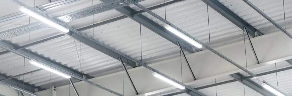 Throughwiring with battens in an industry hall